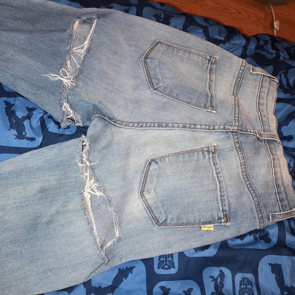 Super highwaist jeans ripped in the back. - Picture 2 of 3